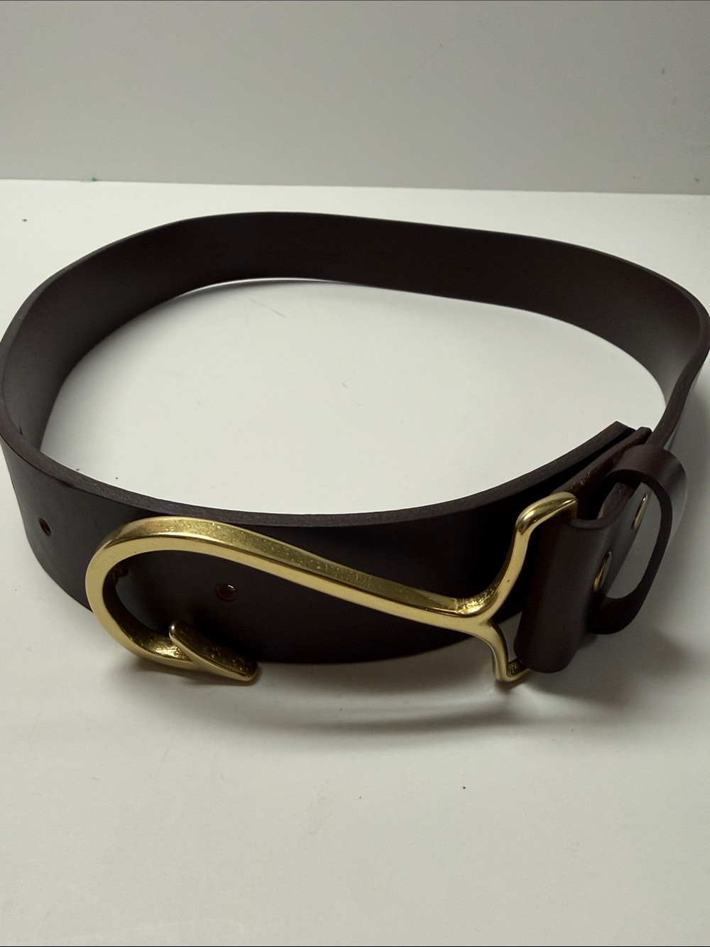 Vineyard Vine Men’s Dark Brown Leather Belt with Gold / brass hook Buckle